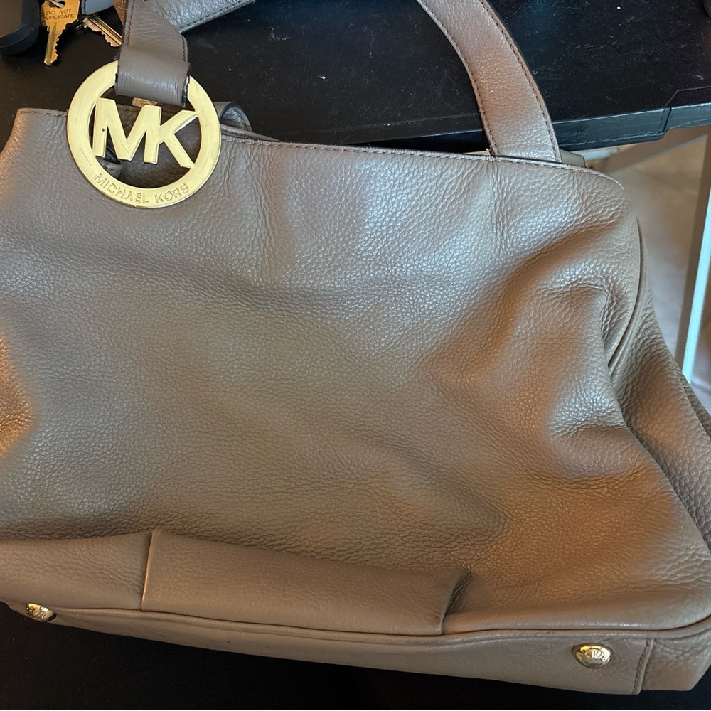 ⸻

Michael Kors Pebbled Leather Tote Bag – Taupe, Large MK Medallion